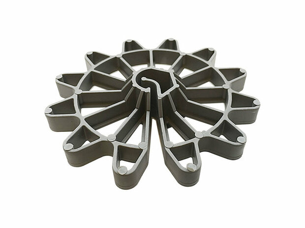 Grijze, kunststof houder met zeshoekige vorm en uitsparingen, ontworpen voor stabiliteit en grip.