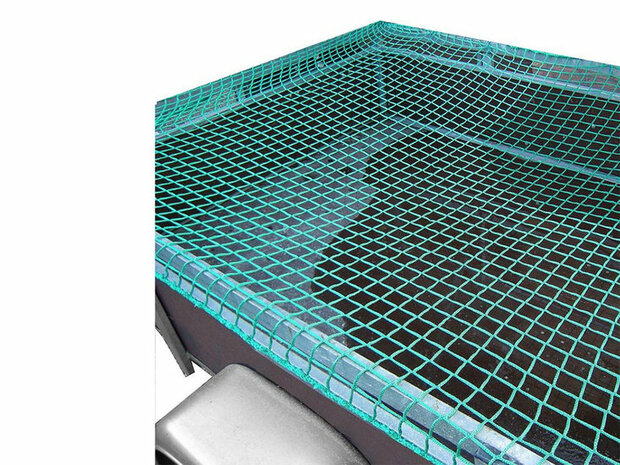 Groene netting met een vierkanten patroon, is bevestigd op een donkere vrachtwagenbak, voor extra veiligheid en stabiliteit.