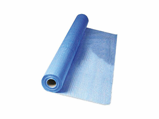 Een blauwe, geperforeerde folie rol, gemaakt van kunststof, ligt gedeeltelijk uitgerold met een stevige kartonnen kern.