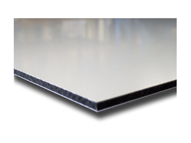 Glanzend grijs paneel met een zwarte rand, gemaakt van stevig materiaal, liggend op een lichte ondergrond.