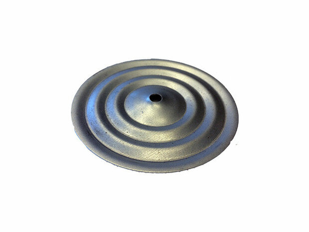 Ronde metalen schijf met een gestructureerd, golvend patroon in zilvergrijze tint. Middenin bevindt zich een klein gat.