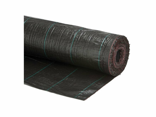 Zwart geperforeerd materiaal in een rol, met groene lijnen en een ruwe textuur. Geschikt voor tuin- of bouwtoepassingen.