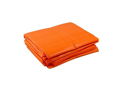 Felle oranje zeil, gemaakt van stevig kunststof materiaal, netjes opgevouwen met een gladde afwerking.