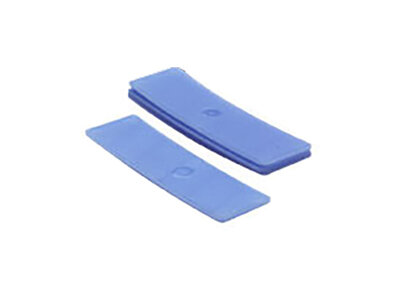 Twee lichtblauwe, rechthoekige kunststof schijven liggen naast elkaar op een witte achtergrond.