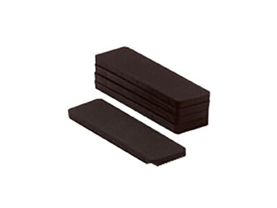 Zeven zwarte rubberen blokjes op een witte achtergrond, netjes gestapeld en één apart ernaast.