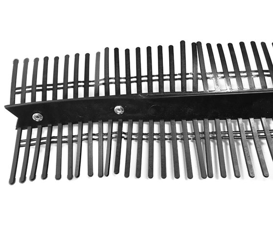 Zwart plastic kam met lange tanden en een gladde, stevige grip, in eenvoudige, functionele opstelling.