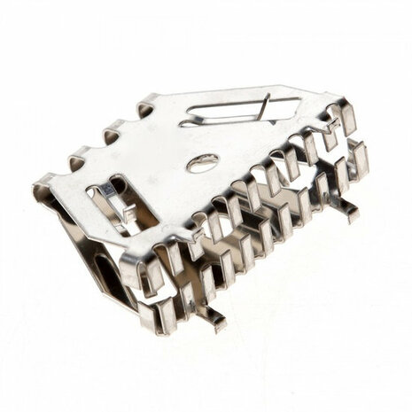 Glanzende, zilverkleurige binderclip van metaal met een complexe, geperforeerde structuur en een stevige grip.