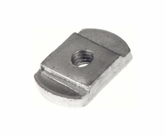 Grijze metalen moer met een gleuf en een schroefdraadopening, vlakke bovenkant en afgeronde hoeken.