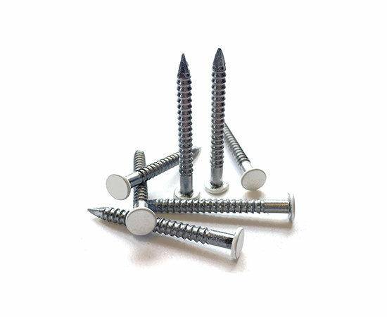 Zes metalen schroeven met scherpe punten en een rechte schacht, variërend in lengte en met ronde hoofdjes.