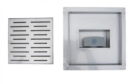 Roestvrijstalen afvoerput met een vierkante dekplaat en een open ventilatiegebied, strak en modern ontwerp.