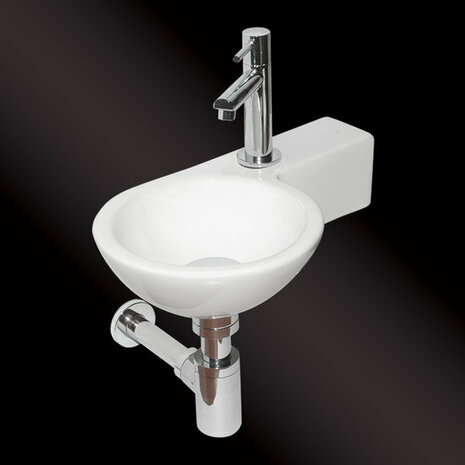 Witte keramische wastafel met moderne chrome kraan, bevestigingsplaat in zwarte achtergrond, elegant en minimalistisch ontwerp.