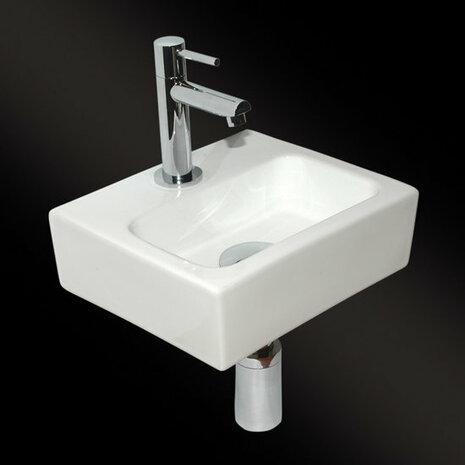Witte vierkante wastafel van keramiek met glanzende chrome kraan en een moderne, strakke afwerking.