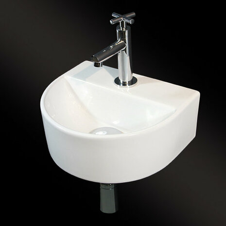 Witte, keramische wastafel met een ronde vorm en een glanzende, chrome kraan, geplaatst op een donkere achtergrond.