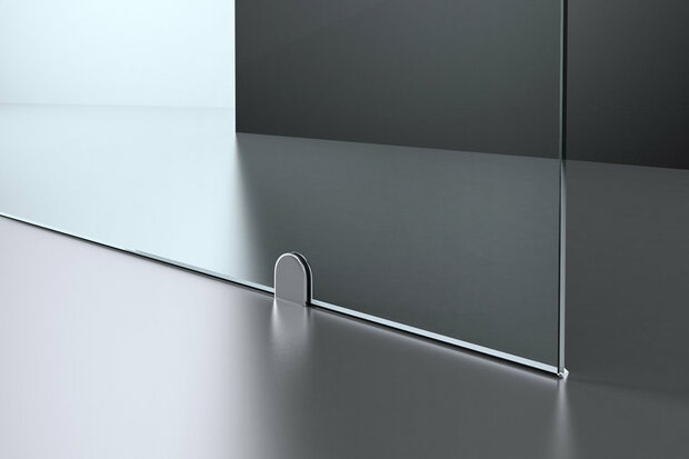 Transparante glazen wand met een metalen voet, geplaatst op een gespiegeld oppervlak en tegen een lichte achtergrond.