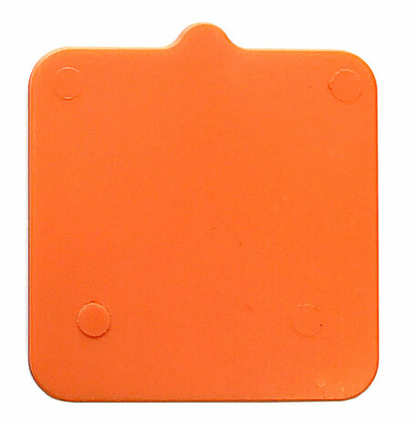 Feloranje vierkante onderzetter van kunststof met afgeronde hoeken en vier kleine nopjes aan de onderzijde voor stabiliteit.