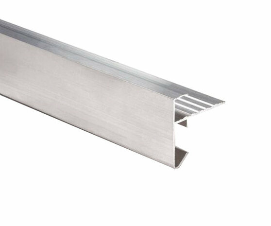 Glinsterende aluminium profiel met een L-vormige doorsnede en geprofileerde randen, geschikt voor constructietoepassingen.