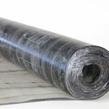 Zwarte rollen isolatiemateriaal liggen op een lichte ondergrond, met een duidelijke merklogo en textuur zichtbaar.