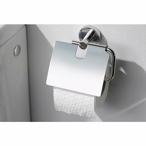 Glanzende chroomkleurige toiletrolhouder met een schuin lopend deksel en een witte, geribbelde toiletrol.