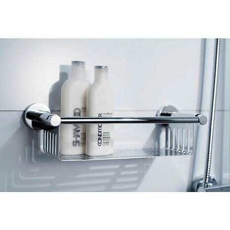 Chromen doucheplank met twee flessen shampoo en conditioner, bevestigd aan een witte wand. Minimalistisch en functioneel ontwerp.