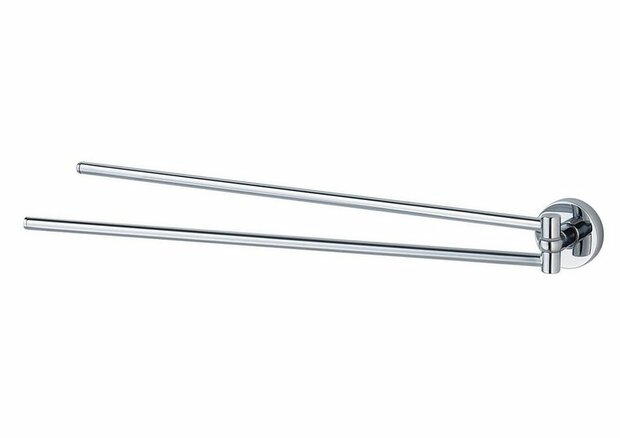 Glanzende, chromen handdoekhouder met twee lange armen die aan een ronde wandbevestiging zijn bevestigd.