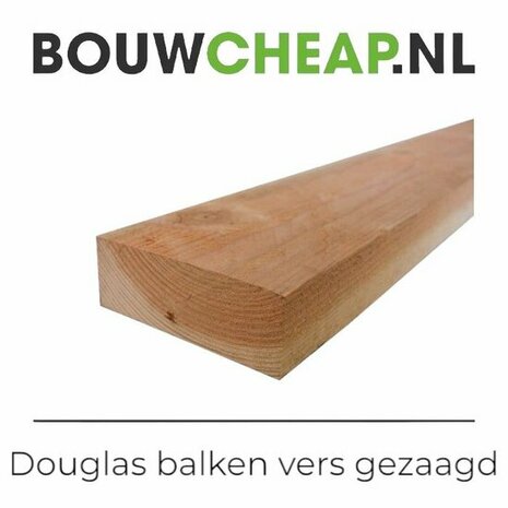 Een vers gezaagde douglas balk met een gladde afwerking en rechte hoeken, op een witte achtergrond.