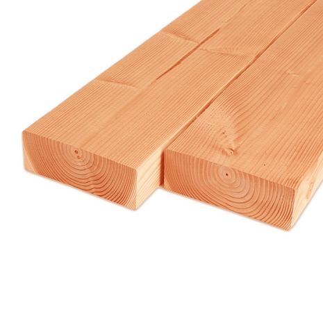 Twee rechte, lichtroze houten planken van vurenhout met zichtbare houtnerven, tegen een witte achtergrond.