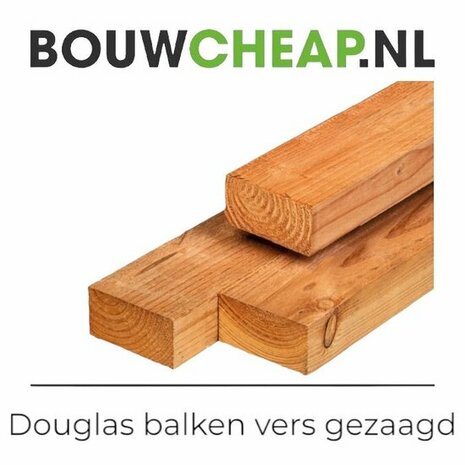 Twee vers gezaagde douglas balken, uit hout met een warme, lichte kleur en scherpe hoeken, liggen op elkaar gestapeld.