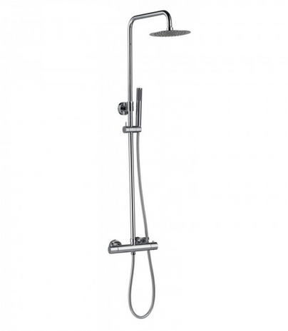 Een moderne douchekop met een glanzende chromen afwerking, inclusief wandmontage en handdouche.