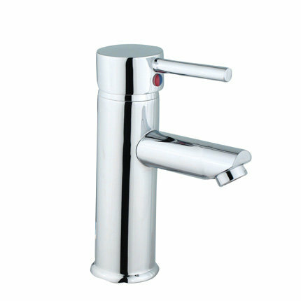 Glanzende, zilverkleurige kraan met een moderne, slanke vorm en een enkele hendel voor temperatuur- en waterregulatie.