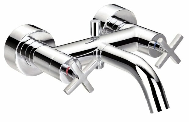 Glanzende, chromen kraan met kruisvormige hendels en een gebogen uitloop, gemonteerd aan een muur.