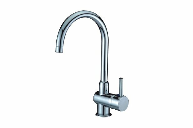 Chroomkleurige keukenkraan met een gebogen tuit en een enkele hendel aan de zijkant voor het regelen van de watertoevoer.