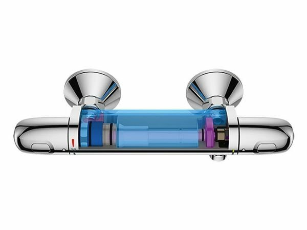 Glanzende, chromen thermostaatkraan met een doorzichtige blauwe plastic behuizing en ronde knoppen aan beide zijden.