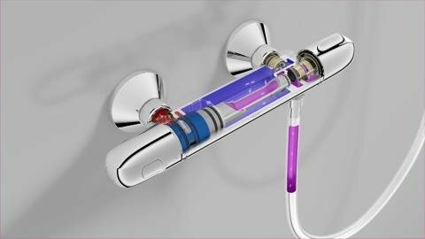 Glanzende chroomkleurige thermostaatkraan met doorschijnend kunststof, laat interne onderdelen en leidingen zien in verschillende kleuren.