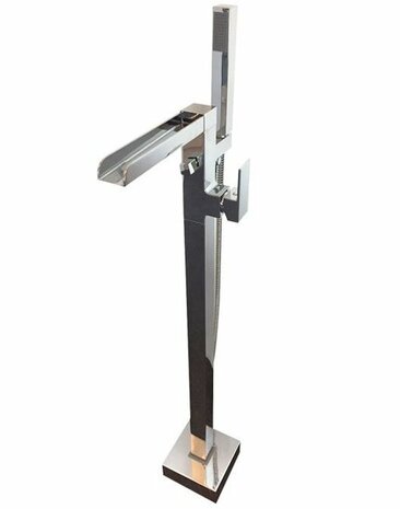 Moderne, glanzende wastafelkraan met een strakke, geometrische vorm en een vierkante voetplaat, afgewerkt in chroom.