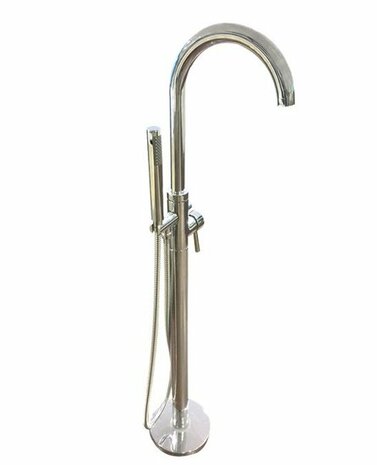Moderne vrijstaande eenhendel kraan van glanzend roestvrij staal met een hoge, gebogen uitloop en handdouche.