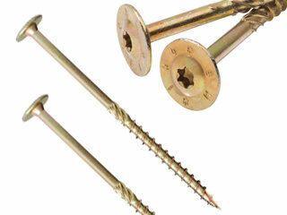 Gele metalen schroeven met een scherpe punt en een duale kopvorm, liggen in een dynamische compositie op een witte achtergrond.