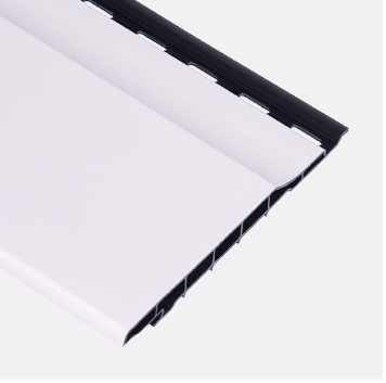 Gestapelde kunststof panelen in wit met een zwarte rand, met een gladde, matte afwerking.