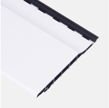 Witte plastic profiel met een zwarte bovenrand, voorzien van inkepingen aan de zijkanten voor bevestiging.