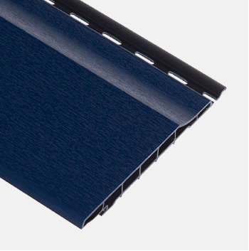 Donkerblauwe kunststof gevelbekleding met een gestructureerde afwerking en een zwart randprofiel aan de bovenkant.