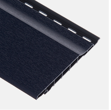 Donkerblauwe kunststof gevelbekleding met een gestructureerd oppervlak en perforaties voor bevestiging.