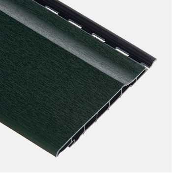 Donkergroene kunststof gevelplank met een gladde, gestructureerde afwerking en een zwarte onderzijde.
