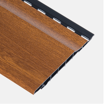 Een houten laminaatplank met een matte afwerking en een donkere kunststof rand, ligt schuin op een lichte achtergrond.