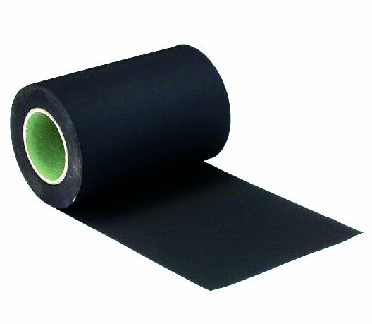 Zwarte tape op een rol met groene kern, rechtstreeks afrollend op een witte achtergrond. Het materiaal is stevig en mat.