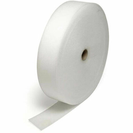 Witte rollen tape van kunststof met een stevige structuur, op een lichte achtergrond met een zichtbaar merkteken.