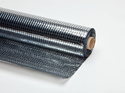 Rol van zilverachtige, gewatteerde folie met een roosterpatroon, op een lichte achtergrond.