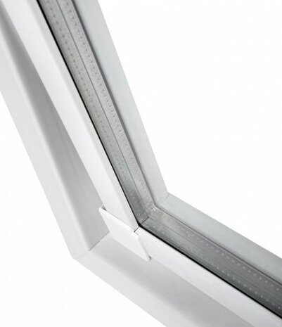 Witte pvc-raam met een glanzende afwerking en een zichtbaar scharnier aan de hoek. Lichtdoorlatende strip is ook zichtbaar.