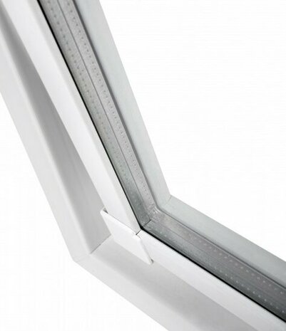 Dichte, witte kunststof window met een heldere, glazen ruit en een strakke, moderne afwerking.