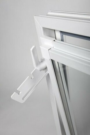 Witte kunststof kozijnen met een elegante, moderne sluitmechanisme in een minimalistische compositie.