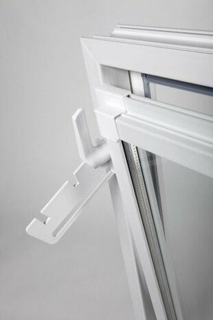 Witte kunststof raam met een metalen haak en een heldere glaspaneel, tegen een neutrale achtergrond.