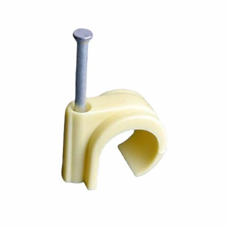 Kleine, beige kunststof kabelclip met een metalen spijker, ontworpen voor het bevestigen van kabels aan muren of oppervlakken.